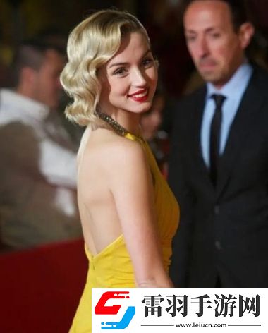 二曲亭亭玉女峰鄰水插花像誰用