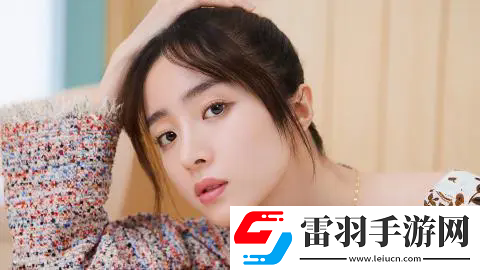 桃花洞口已是溪水潺潺：水映桃花，洞口春色四溢，游客心醉其中！