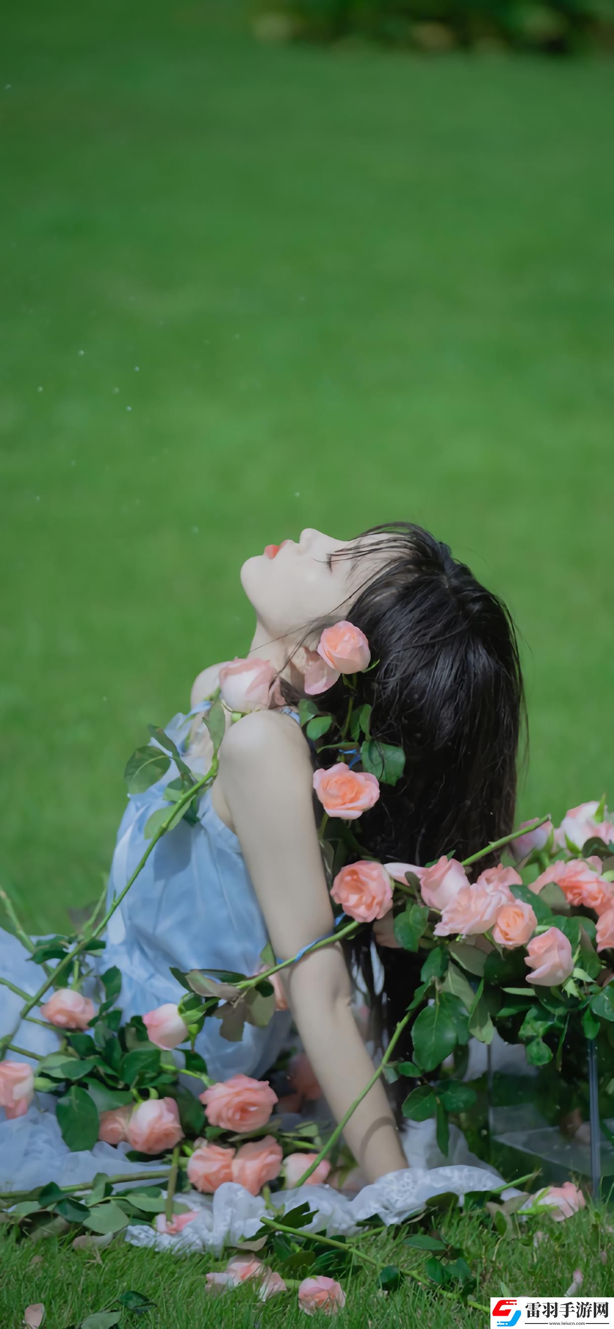 一前一后三個人一起騎自行車:一前一后騎行在三人同行幸福之路上!