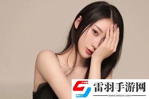 水簾白瀑如饑似渴一叢金黃