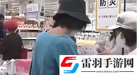 日本民眾沖入超市掃空瓶裝水