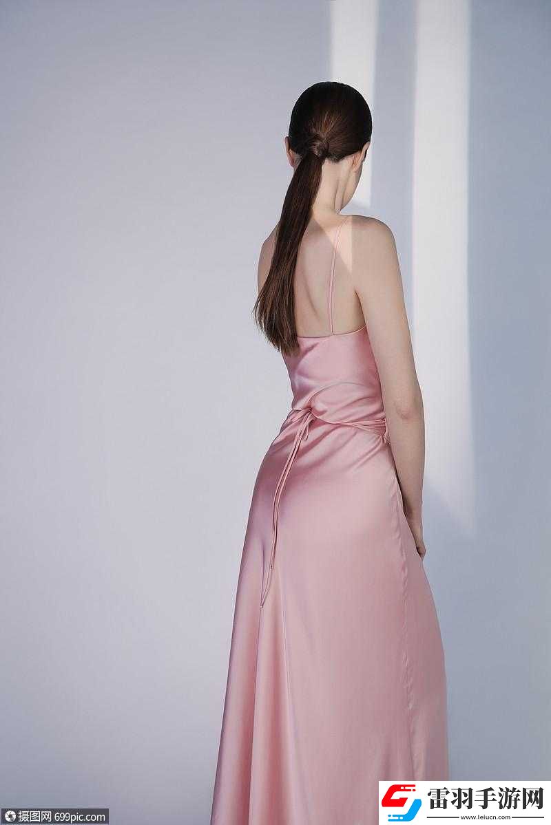 掀起禮服后擺挺入