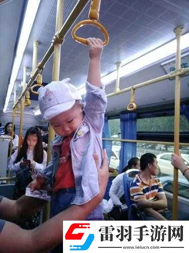 站在公交車里抓著搖曳的手環