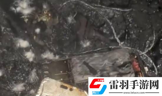 女子睡覺時充電中的手機突然爆炸