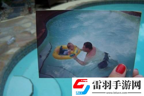 當現實與回憶重疊的瞬間淚水劃過灑向照片