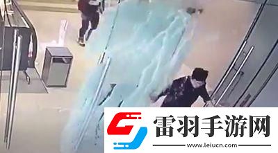 9分51秒頭撞玻璃